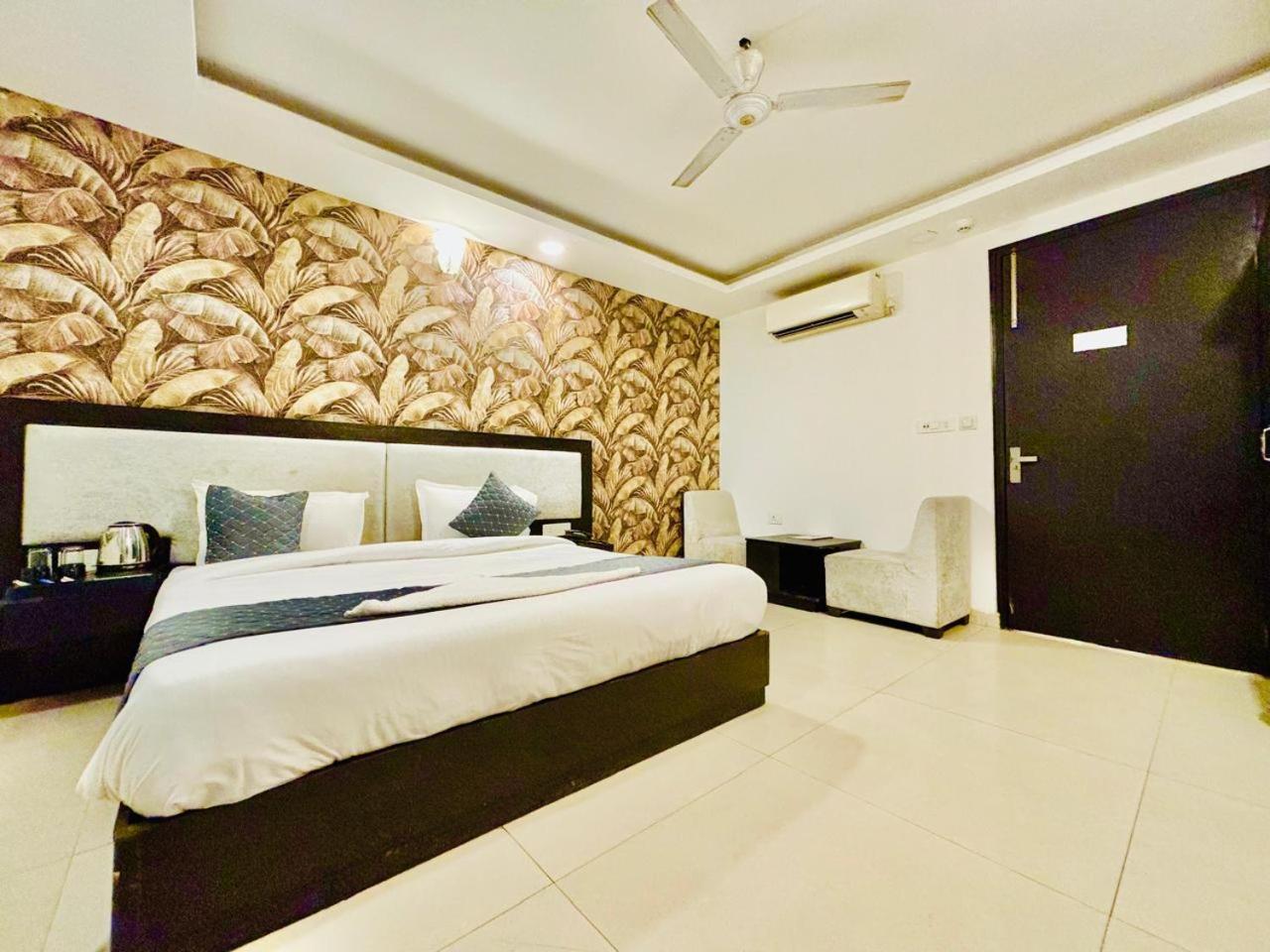 The Bellwood Suites Near Igi Airport Нью-Дели Экстерьер фото